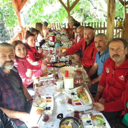 Kapuzbasi Selalesi Bastuerk Dinlenme Tesisleri *